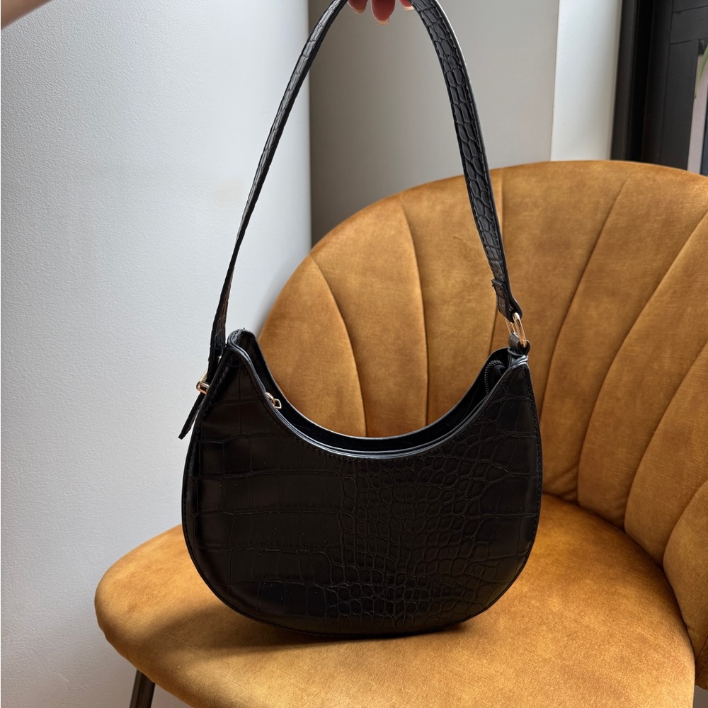 Elegant Black Crocodile Pattern Shoulder Bag